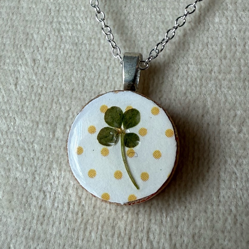 Hand-Crafted Real 4 Four Leaf Clover Bingo Piece Pendant Silver Plated Chain #36
